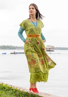 Mönstrad klänning "Cross" i ekologisk bomull - sparris