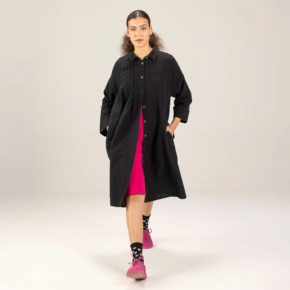 Enfärgad vävd klänning "Hinata" i ekologisk bomull/lin - svart