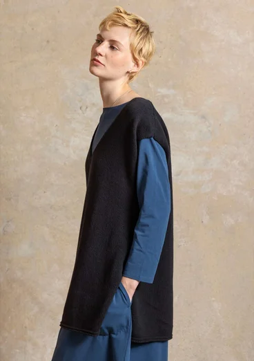 Stickad väst i ekologisk/återvunnen bomull - svart