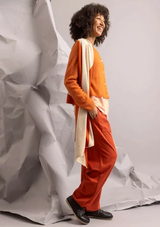 Stickad väst "Ray" i lammullsmix - bränd orange/ljus sand