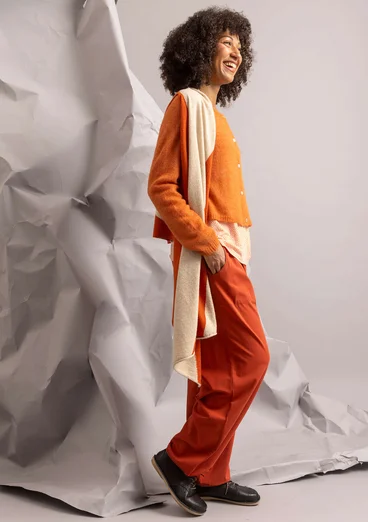 Stickad väst "Ray" i lammullsmix - bränd orange/ljus sand