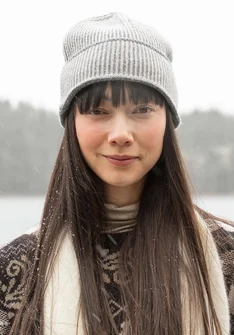 Mössa i lammull/ekologisk och återvunnen bomull - grafit/mörk natur