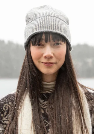 Mössa i lammull/ekologisk och återvunnen bomull - grafit/mörk natur