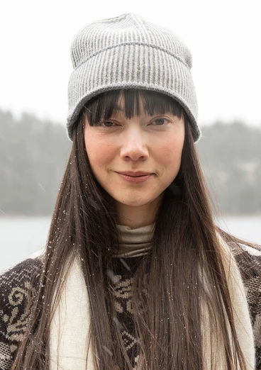 Mössa i lammull/ekologisk och återvunnen bomull - grafit/mörk natur