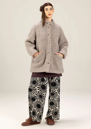 Stickad jacka i ullboucl é - ljus potatis/melange