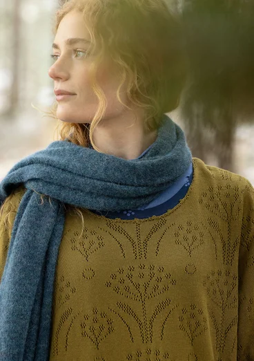 Stickad klänning "Alma" i ekologisk/återvunnen bomull - mörk oliv