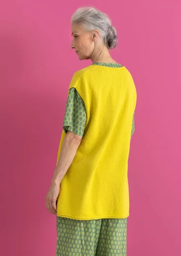 Stickad väst i ekologisk/återvunnen bomull - dijon