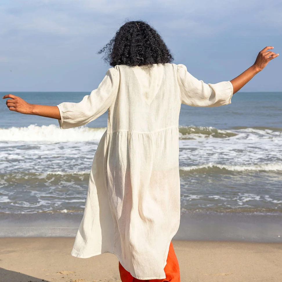 Vävd klänning i lin - mandelmjölk