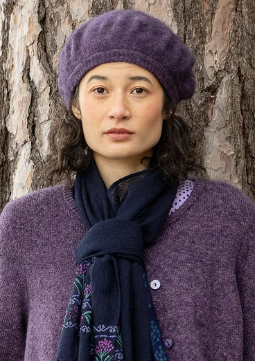 Stickad basker i alpackamix - björnbär/melange