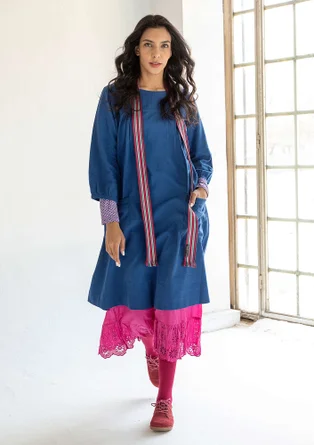 Vävd klänning "Benedita" i ekologisk bomull - porslinsblå