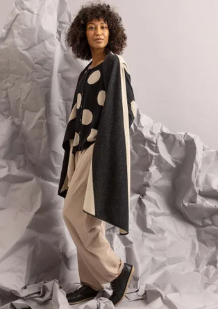 Stickad väst "Ray" i lammullsmix - svart/ljus sand