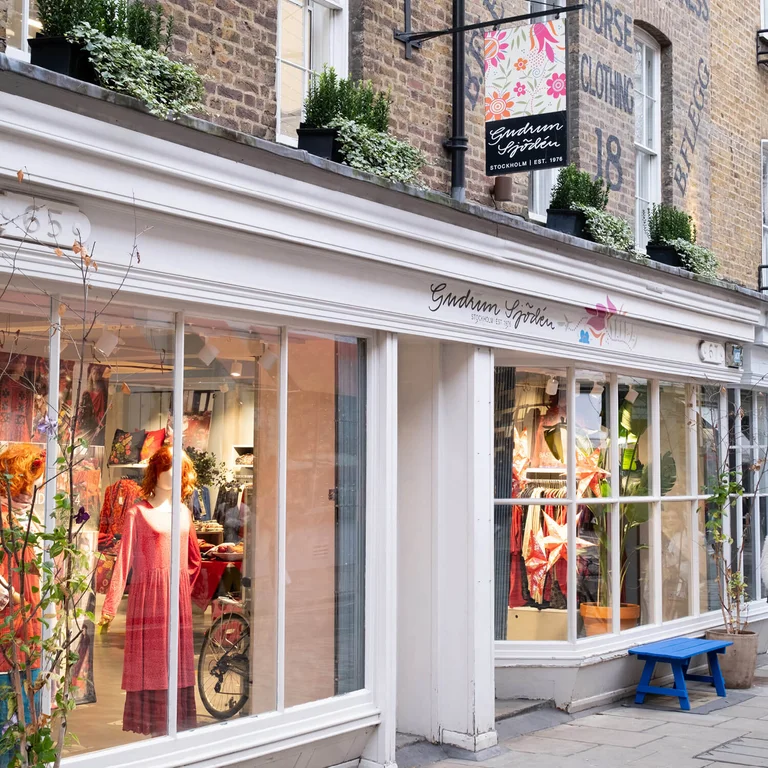 Utanför Gudrun Sjödéns butik i London.