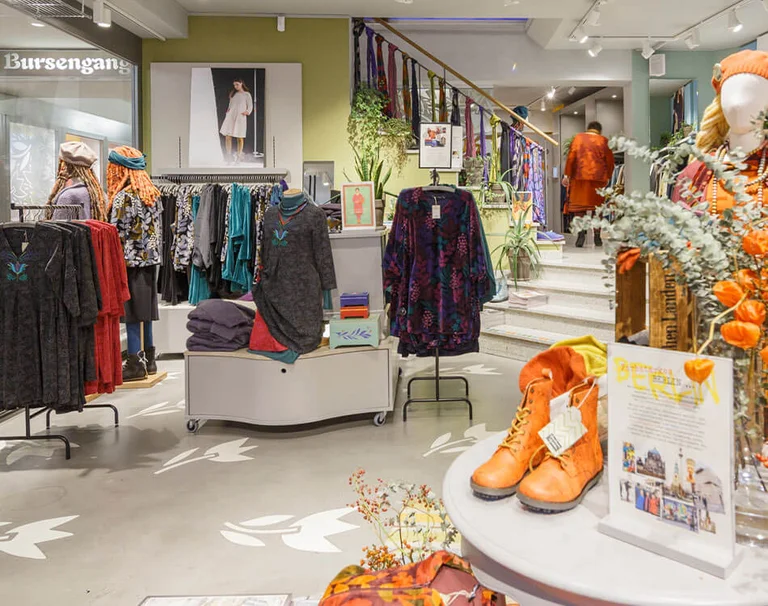 n bild inifrån Gudrun Sjödéns butik på Universitätsstraße i Freiburg.