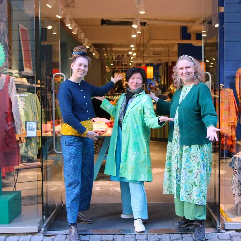 Kvinnor klädda i färgglada kläder från Gudrun Sjödéns butik i Köpenhamn. 