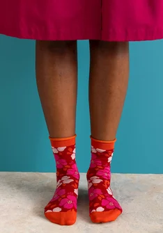 Strumpa ”Theia” i ekologisk bomull - amaryllis