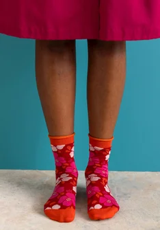 Strumpa ”Theia” i ekologisk bomull - amaryllis