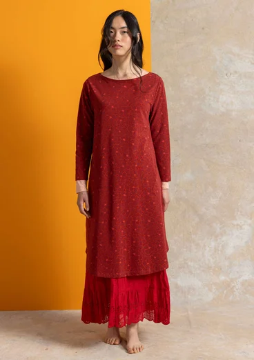 Trikåklänning ”Theia” i ekologisk bomull/elastan - mörk agatröd/mönstrad