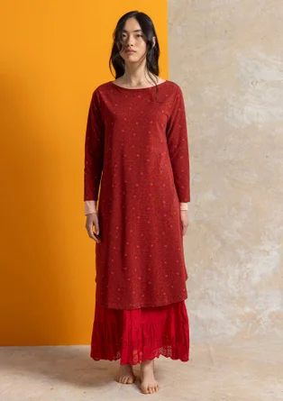 Trikåklänning ”Theia” i ekologisk bomull/elastan - mörk agatröd/mönstrad