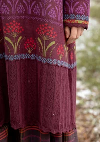 Stickad klänning "Alma" i ekologisk/återvunnen bomull - aubergine