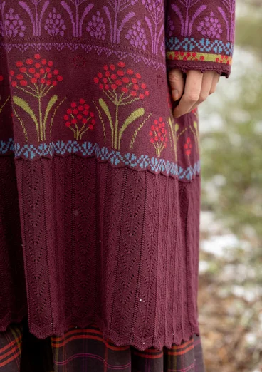 Stickad klänning "Alma" i ekologisk/återvunnen bomull - aubergine