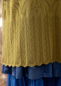 Stickad klänning "Alma" i ekologisk/återvunnen bomull - mörk oliv