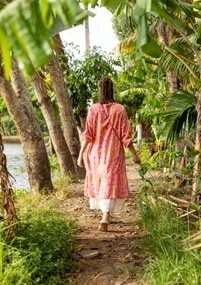 Mönstrad klänning "Poesi" i ekologisk bomull - askrosa