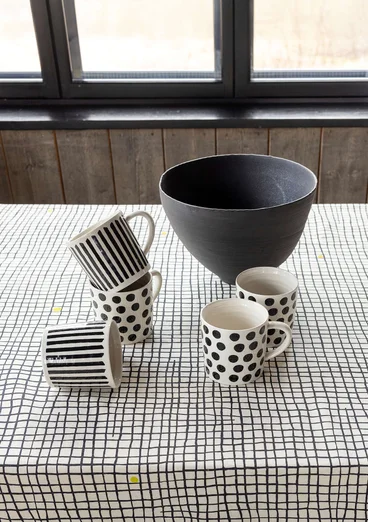 Mugg "Joy" i keramik - svart/prick