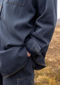 Enfärgad skjorta "Fjälltur" i ekologisk bomull - bläck