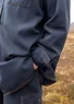 Enfärgad skjorta "Fjälltur" i ekologisk bomull (bläck XL)