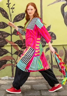 Färgglad randig klänning "Cherai" i ekologisk bomull - smultron