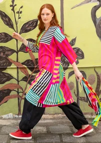 Färgglad randig klänning "Cherai" i ekologisk bomull - smultron