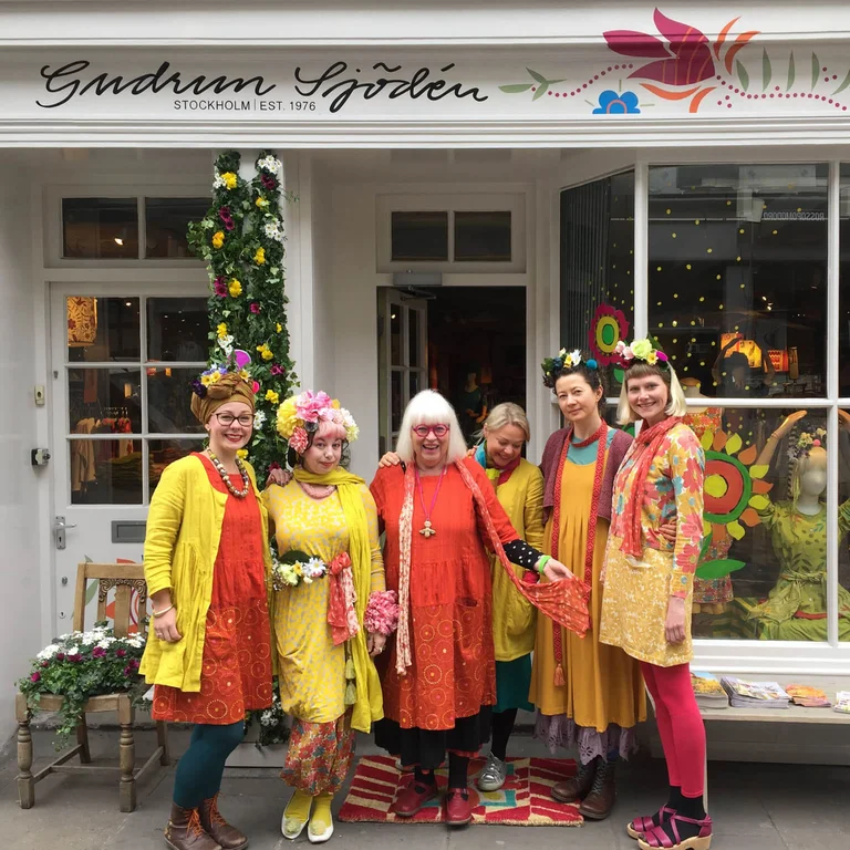 Kvinnor klädda i färgglada kläder från Gudrun Sjödéns butik i London.