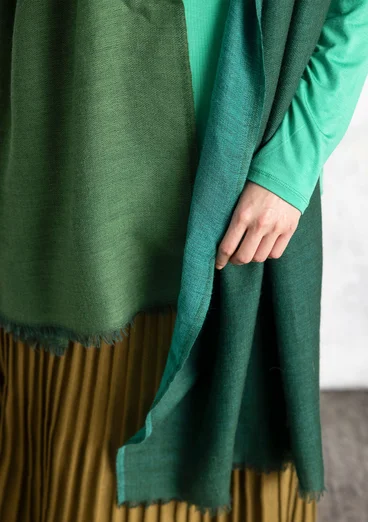 Satängvävd sjal i ull - skogsgrön