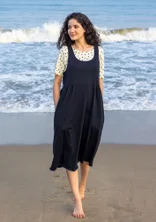 Enfärgad trikåklänning i ekologisk bomull - svart