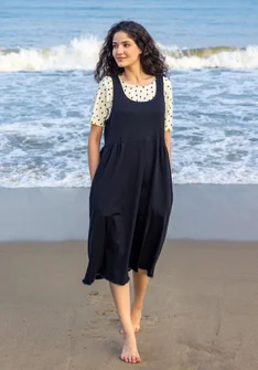 Enfärgad trikåklänning i ekologisk bomull - svart