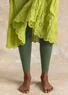 Enfärgade leggings i återvunnen polyamid (rosmarin L)