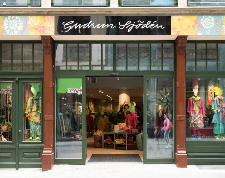 En bild inifrån Gudrun Sjödéns butik på Nikolaistraße i Leipzig.