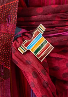 Brosch "T-shirt" i silver - silver