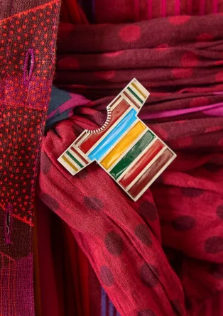 Brosch "T-shirt" i silver - silver