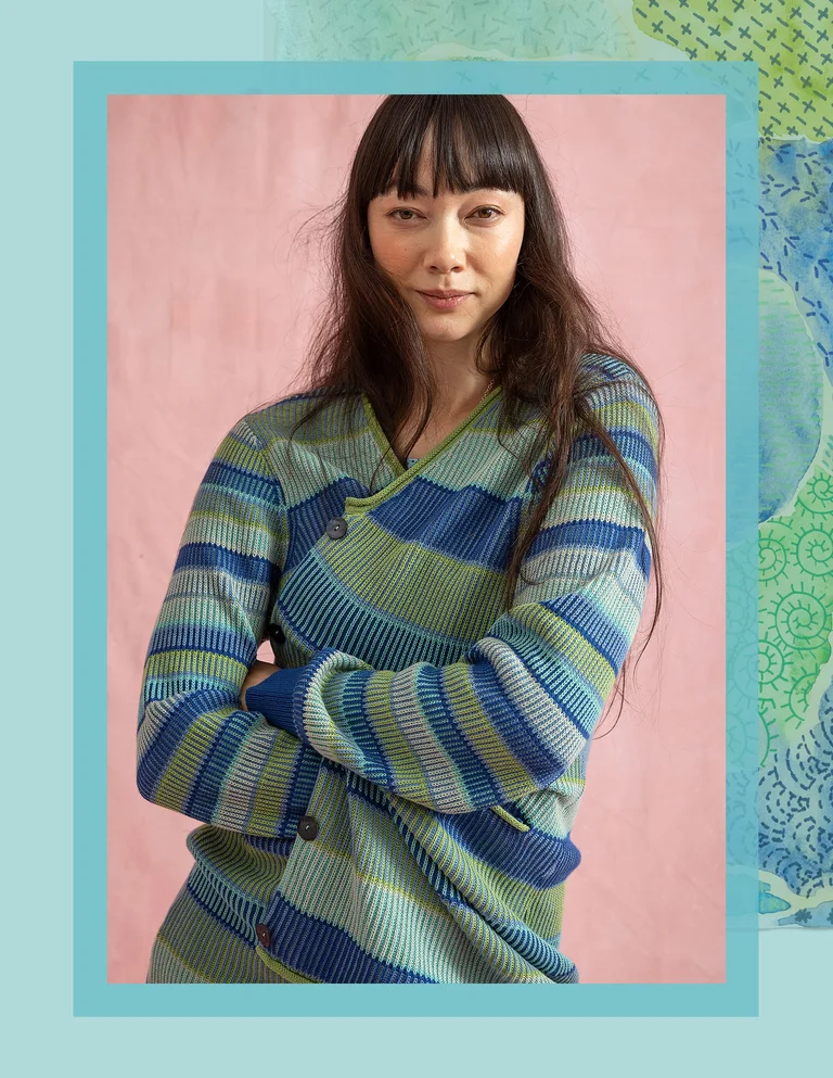 En kvinna klädd i en randig kofta fr ån Gudrun Sjödén.