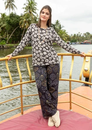 Blommig topp "Cress"  i lyocell/elastan - svart