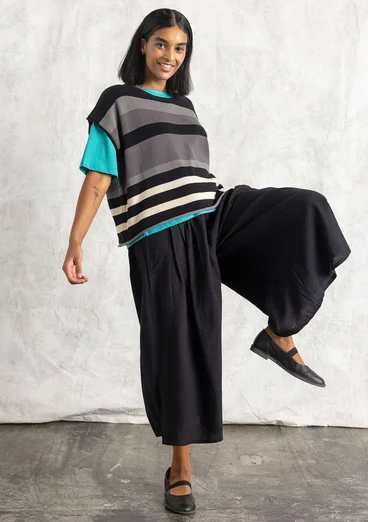 Stickad väst "Rut" i ekologisk/återvunnen bomull - askgrå/rand