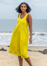 Enfärgad trikåklänning i ekologisk bomull - dijon