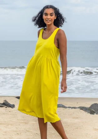 Enfärgad trikåklänning i ekologisk bomull - dijon