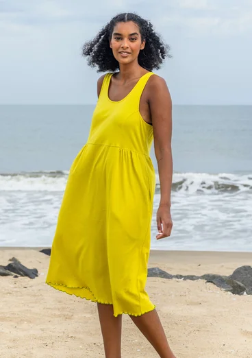 Enfärgad trikåklänning i ekologisk bomull - dijon