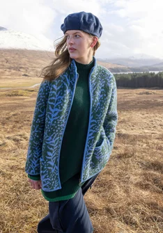Stickad jacka "Sälen" i ullbouclé - monstera