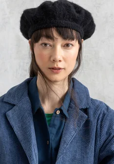 Stickad basker i alpackamix - svart