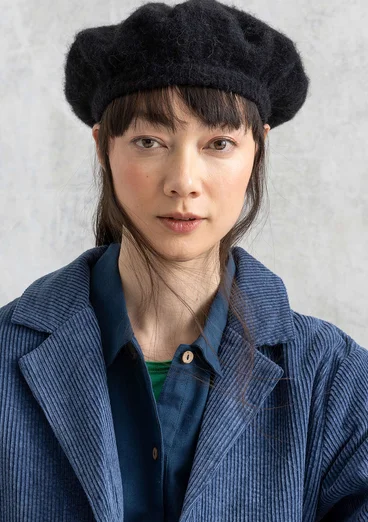 Stickad basker i alpackamix - svart