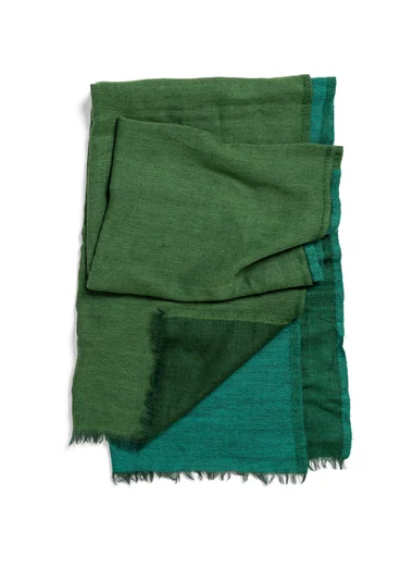 Satängvävd sjal i ull - skogsgrön