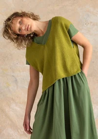 Stickad väst i ekologisk/återvunnen bomull - grönpeppar